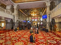 Gurdwara Bangla Sahib (temple Sikh)  Ce temple Sikh réalise 25000 repas par jour qui sont distribués sans aucune considération d'origine ou de caste. A l'heure des repas, les fidèles s'assoient par terre en rangées, et des volontaires leur servent dal et chapati. Ce repas commun symbolise l'unité de la communauté.