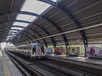 Station de métro  Le métro de Delhi a été mis en service en 2002. Il comporte huit lignes représentant 252 km et 185 stations
