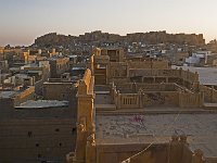 La citadelle depuis Patwon Ki Haveli  La citadelle est encore habitée par près de 3000 personnes. Seules les deux castes les plus hautes peuvent résider dans la citadelle