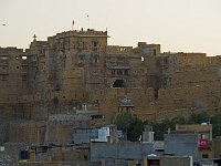 Vue du palais royal et des remparts depuis Patwon Ki Haveli  Patwon Ki Haveli est un haveli situé dans la vile nouvelle de Jaisalmer