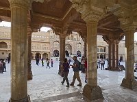 Piliers du Diwan-i-Aam  La base des piliers est finement sculptée