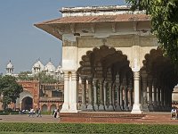 Diwan-i-Am (salle des audiences publiques). Au fond les coupoles de la mosquée de Perle
