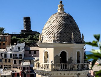 Le clocher de l'église, au 2ème plan le château de Dario