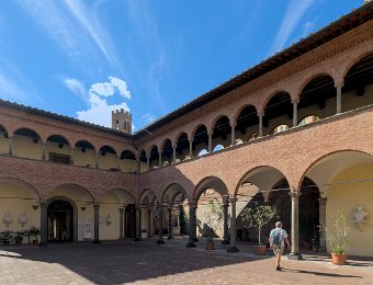 Sanctuaire Maison de Sainte Catherine- Au fond à gauche Portico dei Comuni