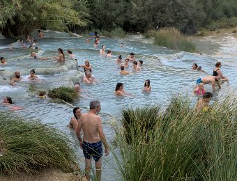Extrémité des spas au bord de la ivière