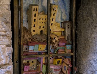 Dolceacqua- Porte sculptée représentant le village