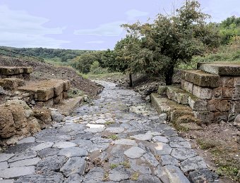 Cité étrusque-romaine- Voie principale de la ville et porte de l'est