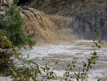 Chute de la rivière Fiora au lac del Pellicone.