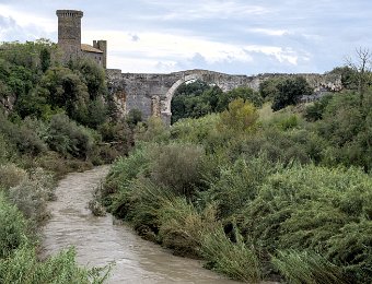 Pont du diable et château d'Abbadia vus de l'amont de la rivière