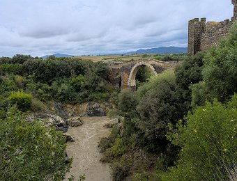 Pont du diable et château d'Abbadia vus de l'aval de la rivière