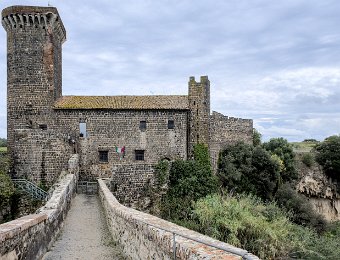 Le château d'Abbadia vu du pont du diable.