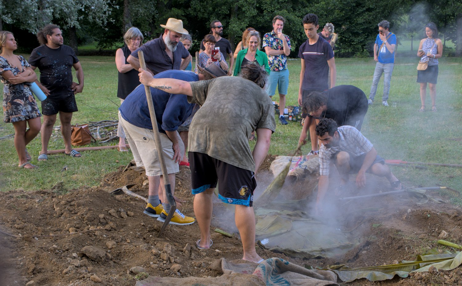 Enlèvement des feuilles de bananiers