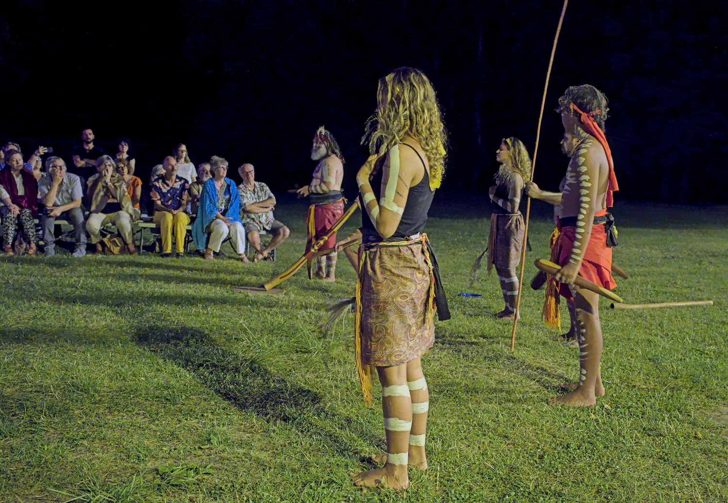 Goompi et sa troupe se préparant à danser