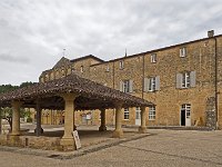 L'église au fond, l'abbaye et la halle