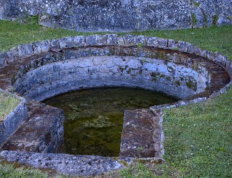 La réserve d'eau de pluie  Cette réserve permettait de récupérer les eaux de pluies des toitures