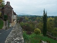Jardins en terrasse le long de la rue principale