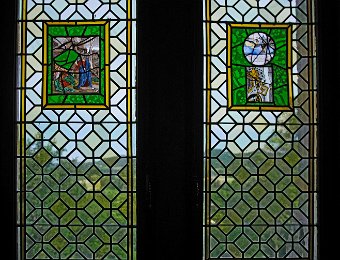 Grand salon des robes - Vitraux  Le dessin en partie centrale date du XIIe siècle