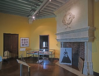 Le petit salon jaune  Première chambre à coucher de Joséphine Baker lorsqu'elle loue le château en 1937. Au fond l'accès à la salle de bain