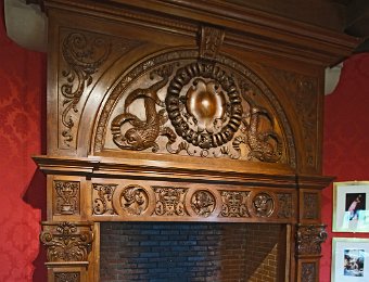 Cheminée de la salle de billard  Elle est construite en chène et a été aménagée lors de la restauration du château au début du XXème siècle