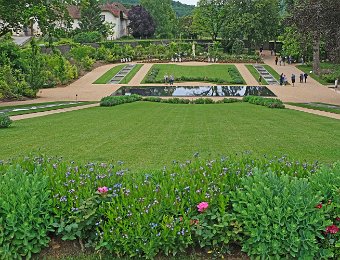 Vue du jardin depuis le parvis du château (2)