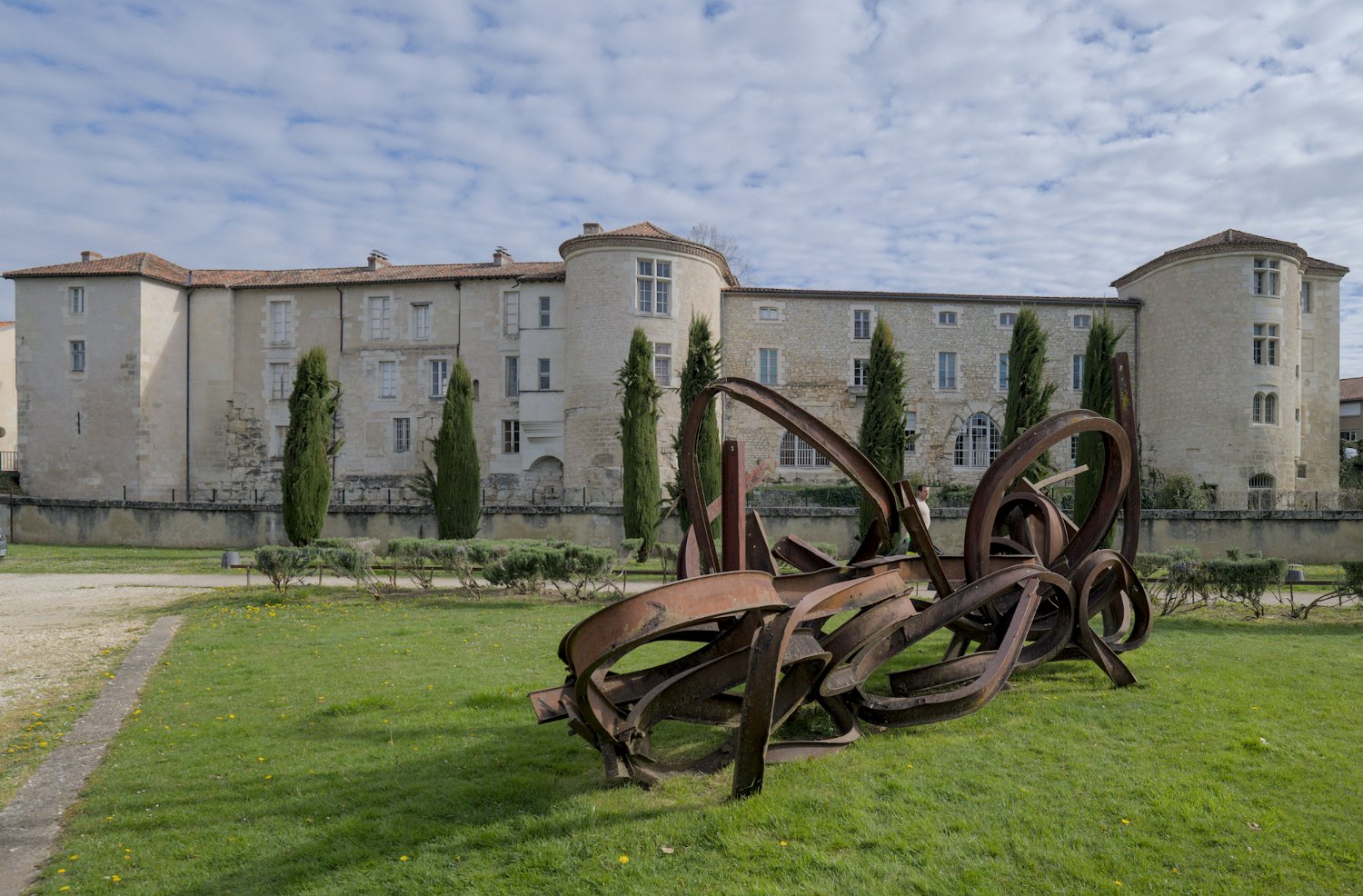 Centre national de la préhistoire dont la façade est construite sur l'ancien rempart