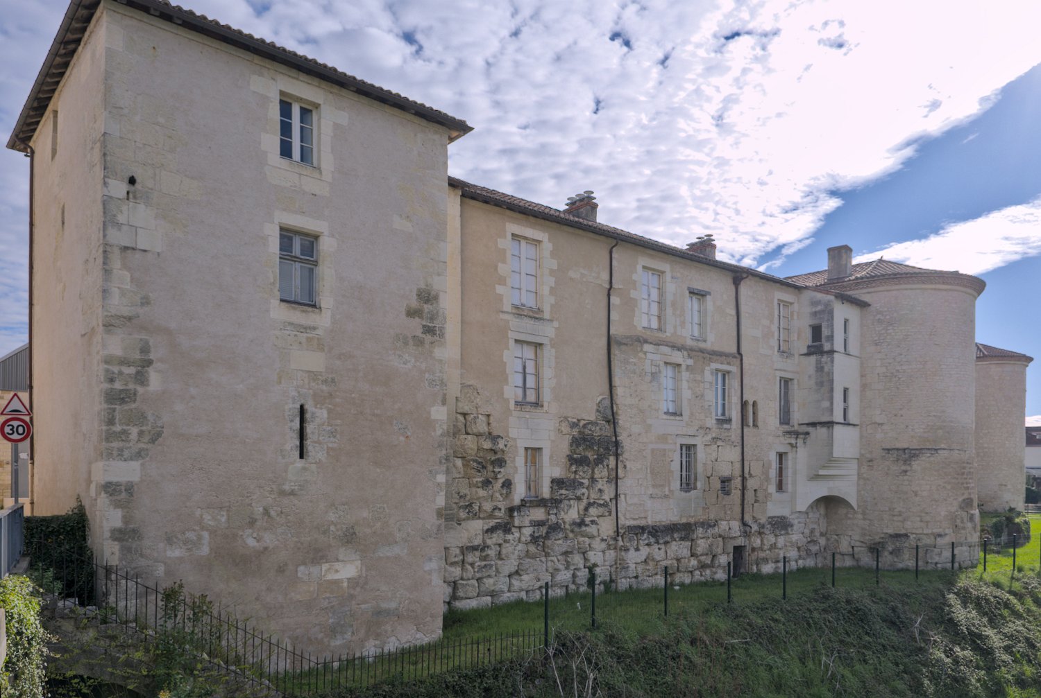 Centre national de la préhistoire - Rempart utilisé comme soubassement du bâtiment
