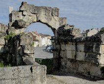 Remparts - Porte normande  La Porte Normande était l’une des trois entrées dans la ville du IVè siècle