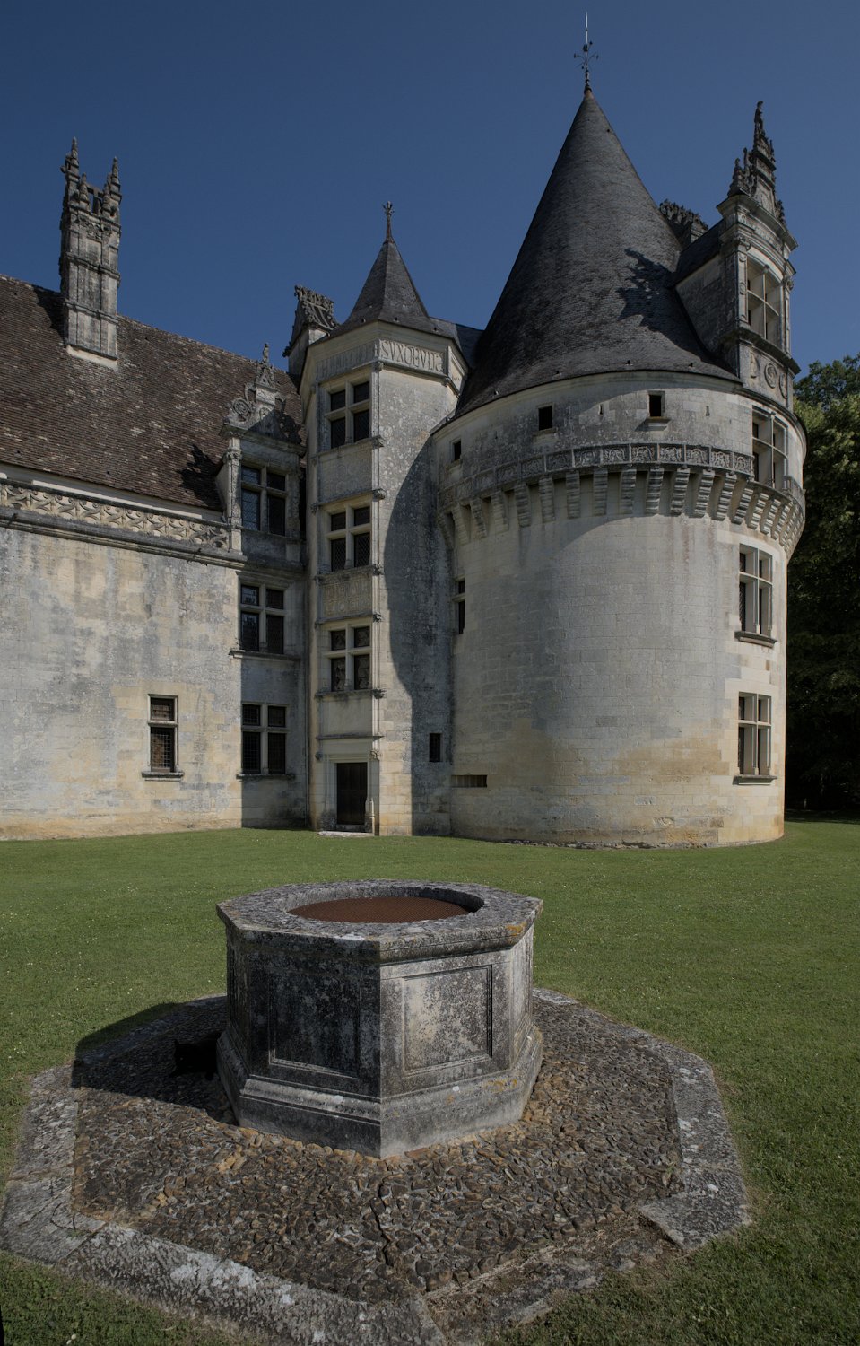 Le puits et la tour ronde fanquée de son escalier