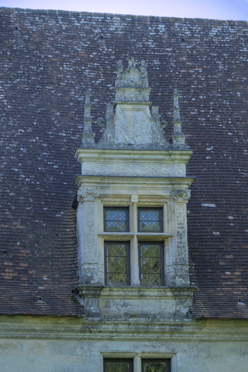 Lucarne de la toiture de l'arrière du château