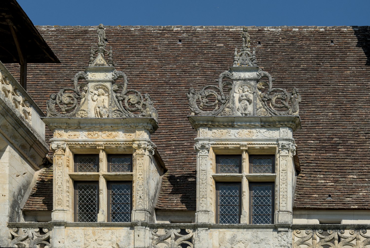 Lucarnes de la toiture de la façade