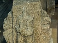 Pilier sculpté exposé dans la salle capitulaire