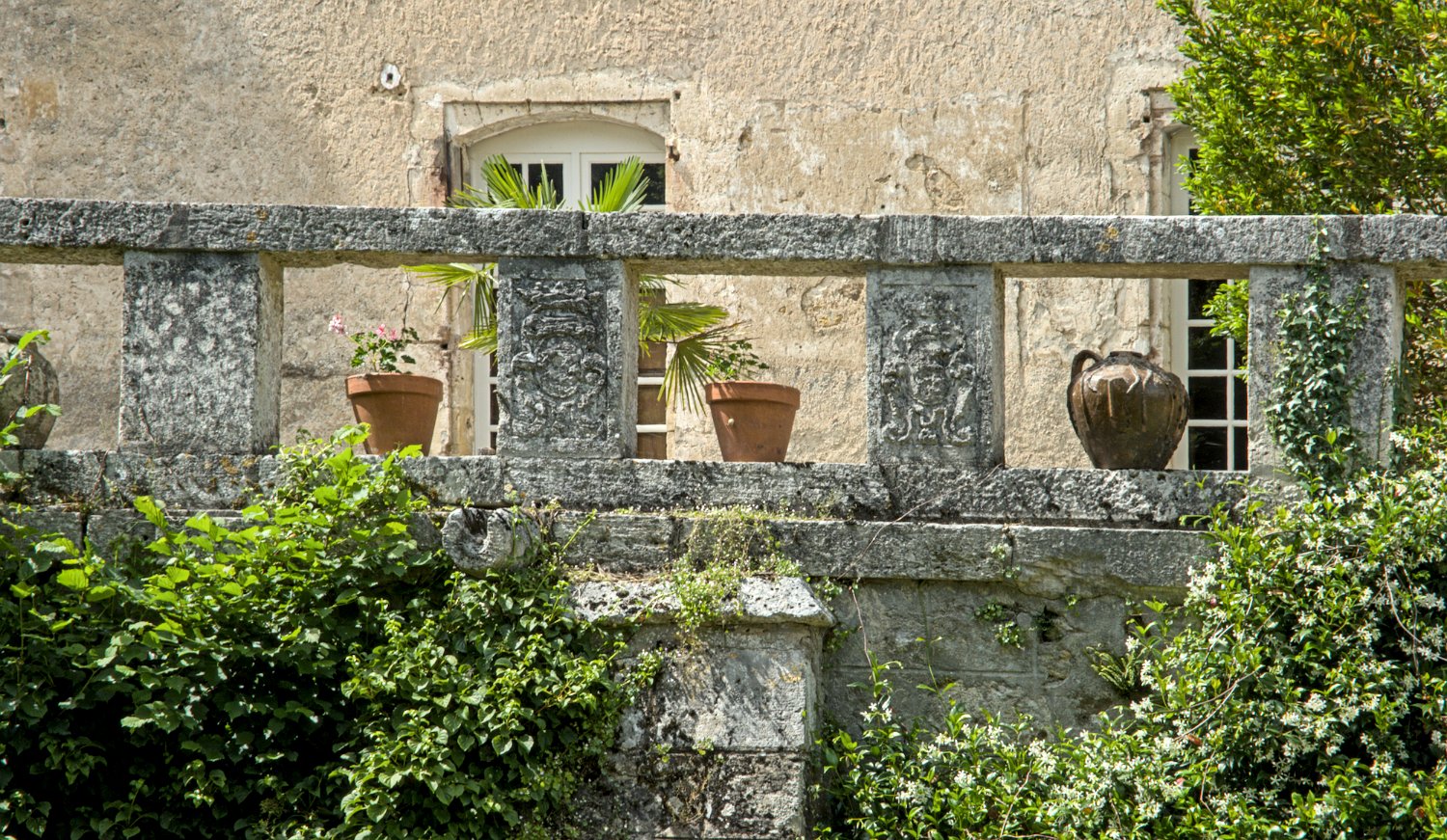 Façade est - détail de la balustrade