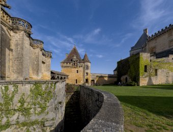 La cour basse, au fond au centre l'entrée du château et la tour de la conciergerie, à gauche la chapelle,