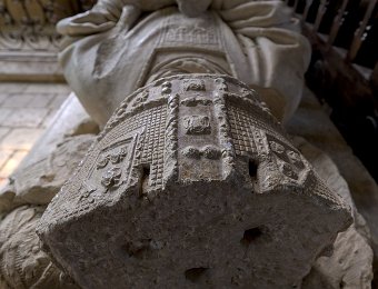 Le tombeau d'Armand de Gontaud- Détail de la coiffe