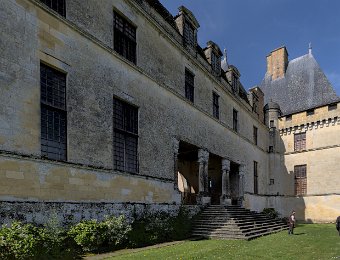 Façade du château de Pons et entrée de la cour d'honneur