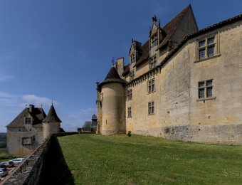 Le château de Pons, au fond à gauche la tour de la conciergerie
