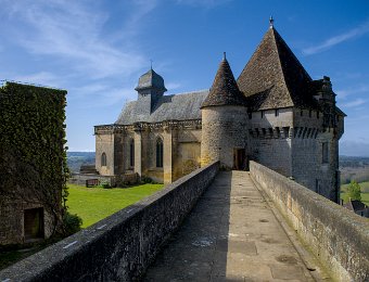 Le chemin de ronde. Au fond la chapelle et la tour de la conciergerie