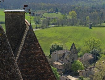 Toitures du château et village de Biron