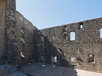 Les ruines du château  Ancienne résidence d'été des papes