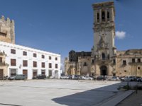 Basilique de Santa Maria de Asuncion  C'est l'église la plus ancienne d'Arcos. Ses premières pierres, qui datent des XIIIe et XIVe siècles, ont été construites sur les vestiges d'une mosquée arabe.  Sa tour néoclassique en est la partie la plus récente. La façade principale est de style gothique plateresque