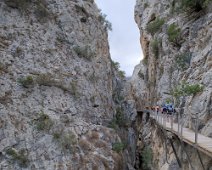    La passerelle sur la falaise du canyon