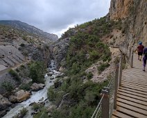    Elargissement temporaire de la vallée- A droite le remblai de la voie ferrée