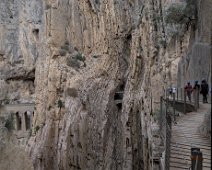    Le canyon à un endroit particulièrment étroit avec la passerelle et la voie ferrée