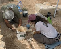 Travaux de restauration d'une mosaïque