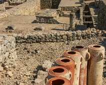 Au 1er plan des filtres à eau en terre cuite (3è siècle avant JC)