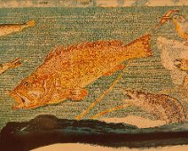 Mosaïque romaine dite du crabe et des poissons  Ce fragment est de loin la plus belle mosaïque trouvée à Empuries. Il a décoré une maison et il a été découvert en 1912. Il représente très précisément quatre poissons, un crabe, un martin-pêcheur avec une crevette et les antennes d'un homard.