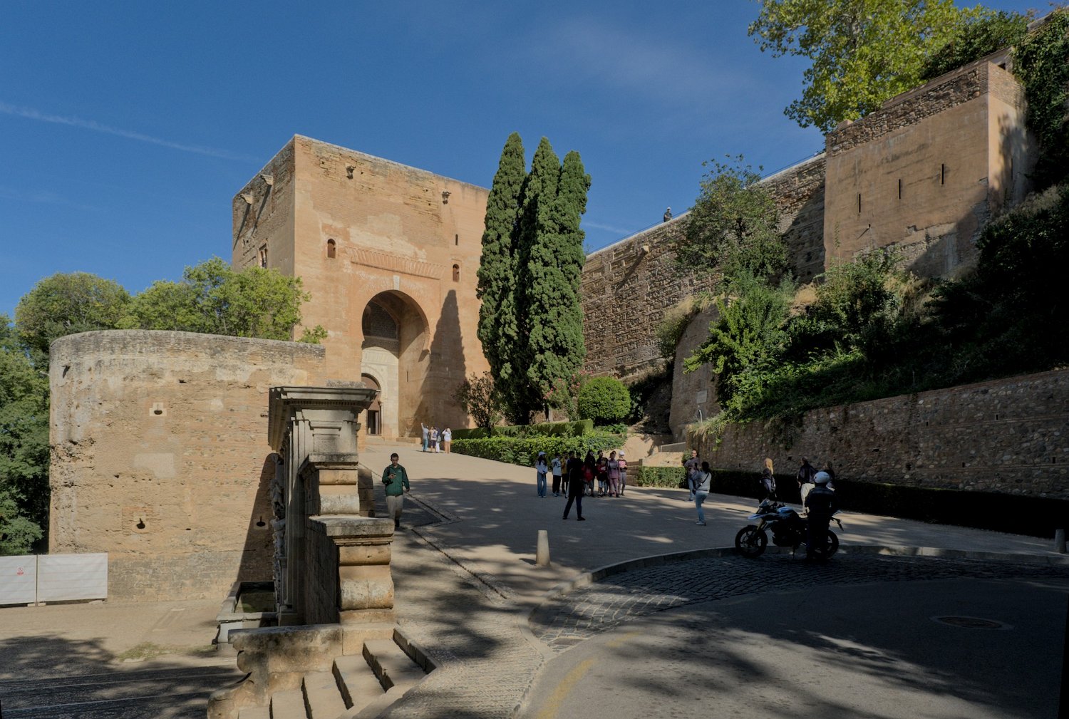 Alhambra - parvis de la porte de la Justice