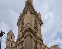 La tour sud  La tour sud n'a jamais été terminée. Les fonds destinés à son achèvement aurait servi à financer la cause révolutionnaire aux Etats Unis