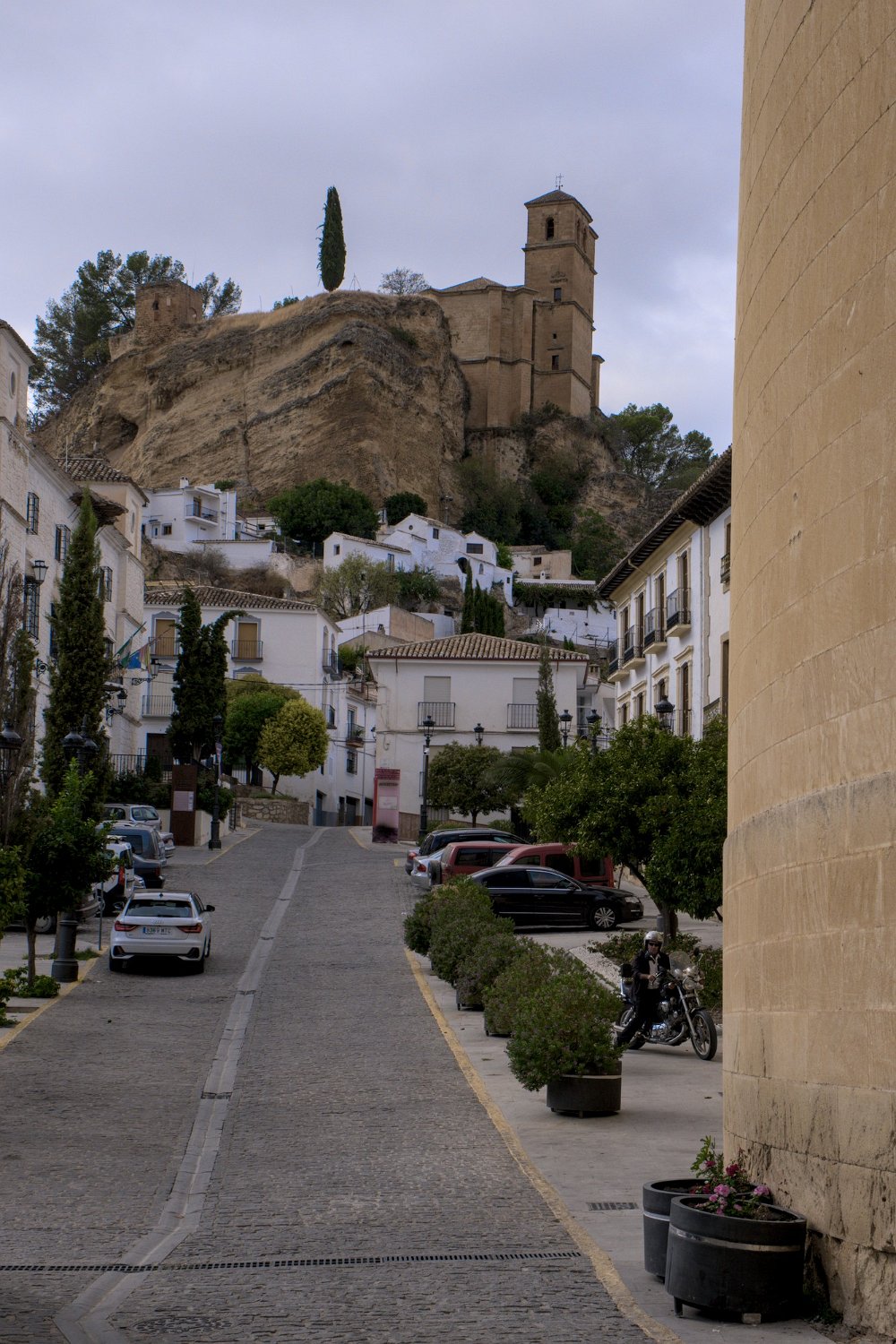 Rue principale. Au fond le château