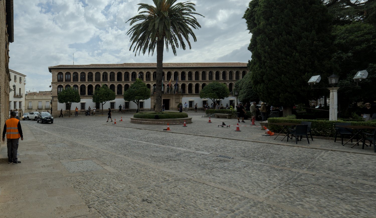 Plaza Duquesa de Parcent, au fond la mairie